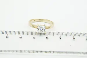 1036 - Chique 14Krt geel gouden dames ring met princess geslepen steen. kopen? Bied vanaf 80!