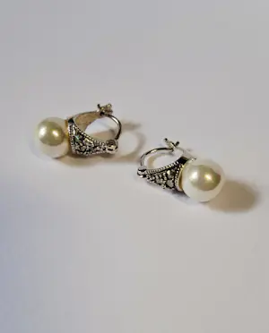 Prachtig zilveren bescheiden  oorbelletjes met  parel kopen? Bied vanaf 35!