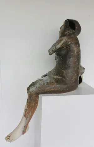 Erik Dejonckheere - Keramiek, Gehavende vrouw na oorlogstijd kopen? Bied vanaf 400!