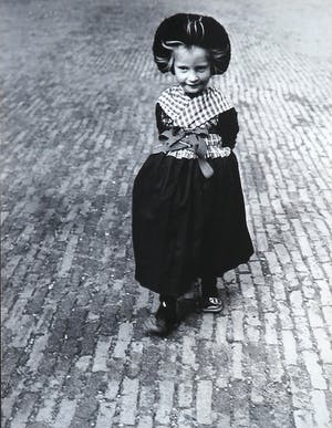 Marianne Dommisse - Foto, Staphorst, Zomaar een meisje - Ingelijst kopen? Bied vanaf 35!