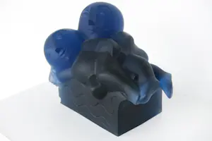 Odile Kinart - Sculptuur van glas, Man en vrouw op een bank kopen? Bied vanaf 400!