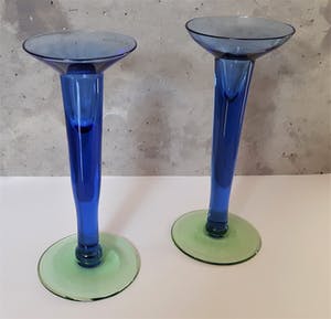 Niet of onleesbaar gesigneerd - Twee design glazen kaarsenhouders blauw met groene voet kopen? Bied vanaf 1!