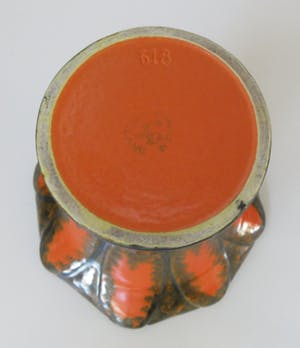 Arnhemsche Fayencefabriek - Twee oranje zwarte art deco vazen - Klaas Vet kaufen? Bieten Sie von 10!