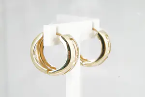 47 - 1 Paar (zo goed als nieuw) geel-gouden 14 Krt oorringen met meander motief kopen? Bied vanaf 100!