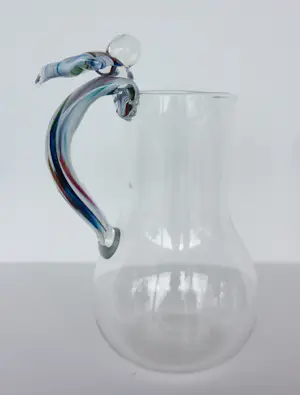 Sabine Lintzen - Glazen feest-karaf met speels gekleurd handvat kopen? Bied vanaf 60!
