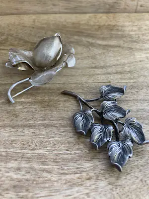 Een Lotje van twee zilveren broches. kopen? Bied vanaf 42!