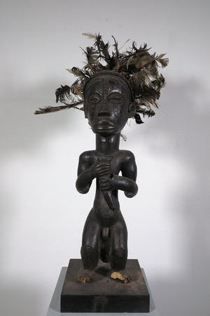 Fang Ntumu - Hout, Zittend fetisj sculptuur met verentooi kopen? Bied vanaf 1!