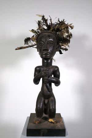 Fang Ntumu - Hout, Zittend fetisj sculptuur met verentooi verkocht voor € 1!