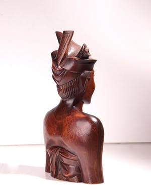 Niet of onleesbaar gesigneerd - Tropisch houten sculptuur van een jongeman met frangipani bloem- Bali, Indonesië kopen? Bied vanaf 1!