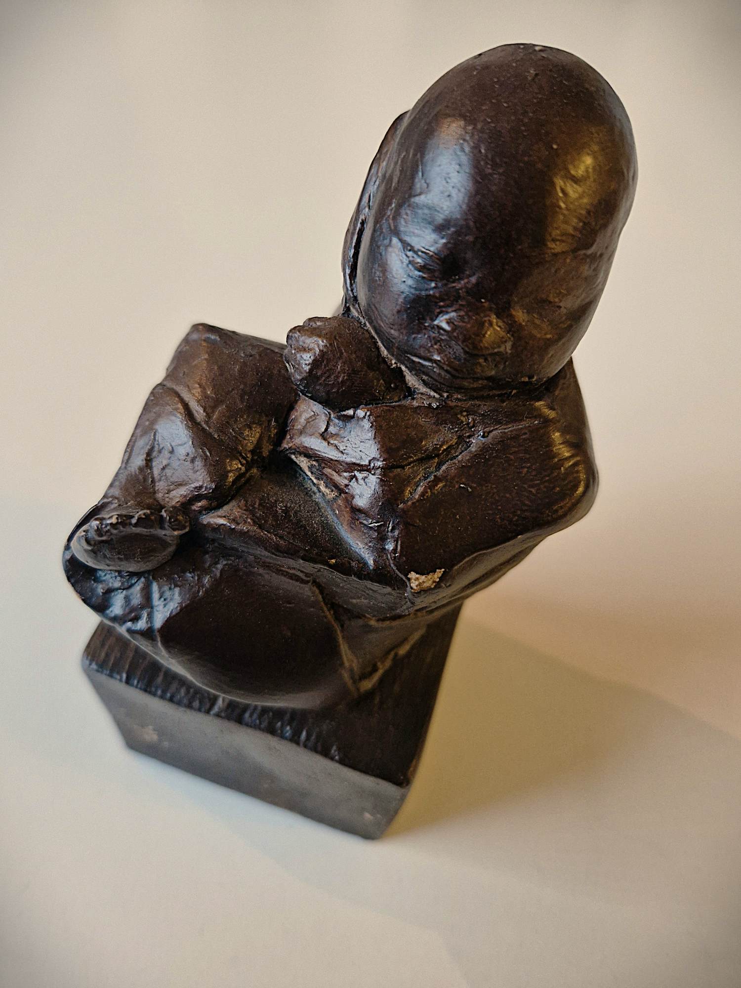 Jos van Riemsdijk - Vertederend bronzen sculptuur "Cambodjaantje" op aardewerk sokkel(tje) kopen? Bied vanaf 89!