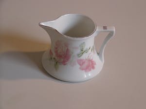 Niet of onleesbaar gesigneerd - Art nouveau porseleinen melkkannetje van Pfeiffer & Lowenstein Oostenrijk kopen? Bied vanaf 1!