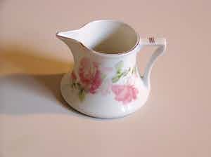 Niet of onleesbaar gesigneerd - Art nouveau porseleinen melkkannetje van Pfeiffer & Lowenstein Oostenrijk verkocht voor € 1!