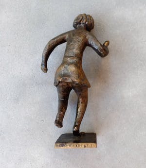 Harry van den Thillart - Hinkelend Meisje - Brons kopen? Bied vanaf 49!