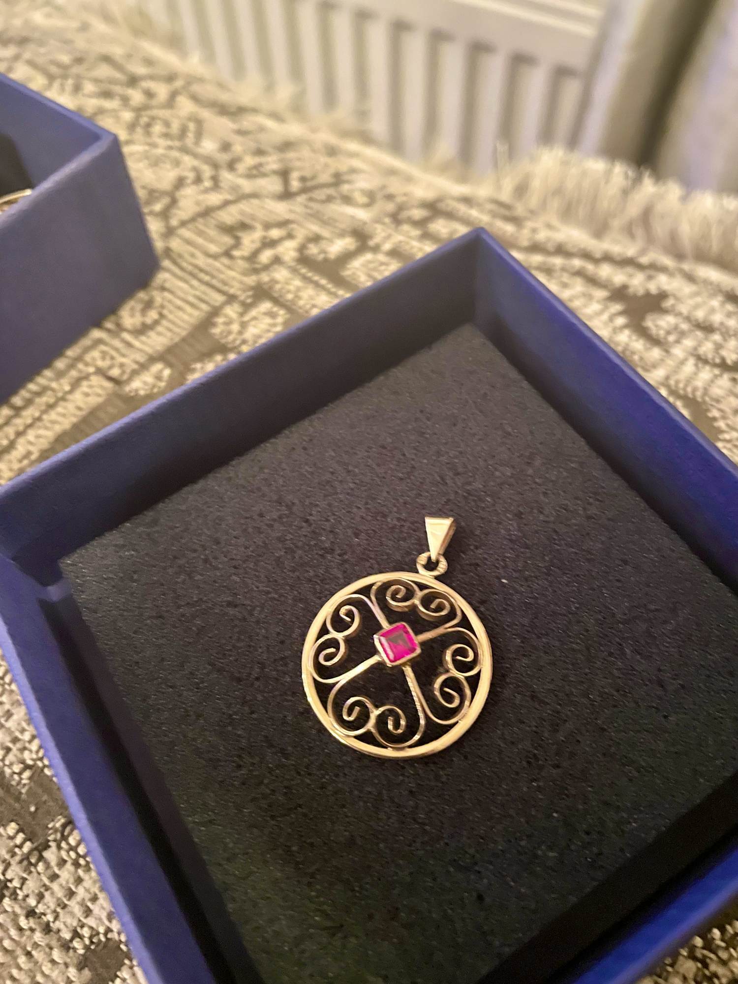 Antieke gouden hanger met robijn kopen? Bied vanaf 75!