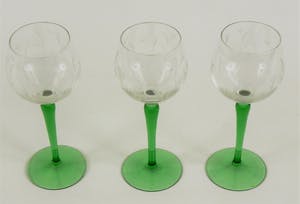 Niet of onleesbaar gesigneerd - 3 vintage Franse wijnglazen met groene voet kopen? Bied vanaf 1!