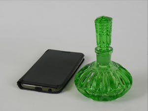 Niet of onleesbaar gesigneerd - Groenkristallen parfumflesje kopen? Bied vanaf 1!