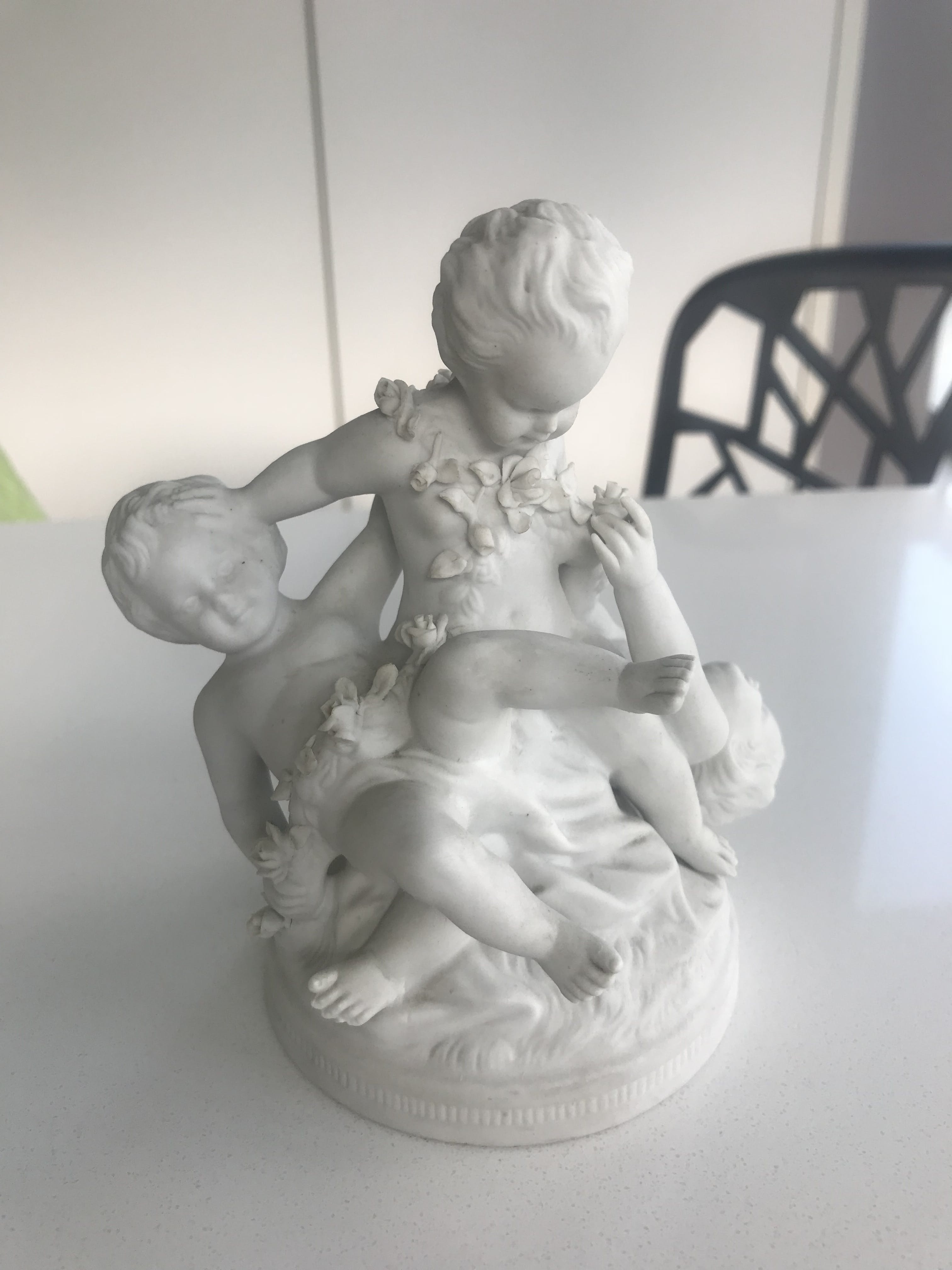 Unterweissbach Porseleinfabriek - Beeld spelende kindjes verkocht voor € 20!