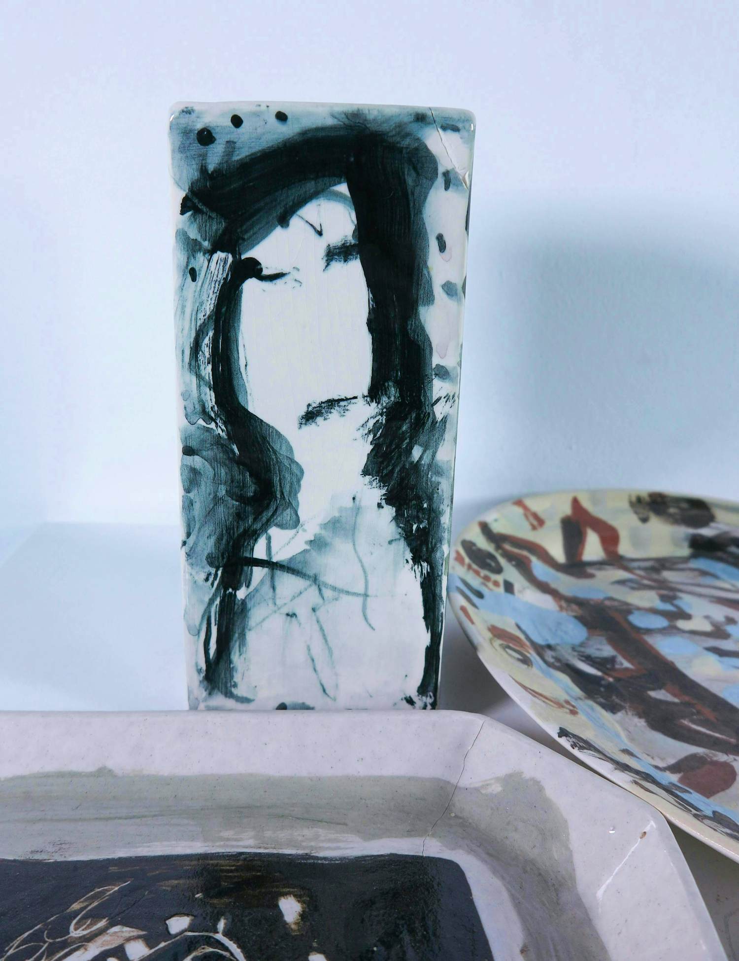 Dominique Chan - Beschilderd keramiek, Set van twee schalen en vaasje kopen? Bied vanaf 100!