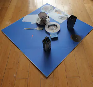 Daniel Spoerri - Tableau Piege - karton/ zeefdruk - 98/300 - uitklapbaar tafeltje - 68 x 68 cm kopen? Bied vanaf 450!