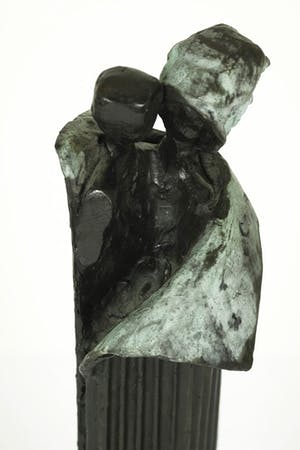 Renee van Leusden - Twee figuren in zuil 'Shelter' kopen? Bied vanaf 550!