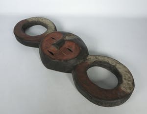 Boa - Bijzonder oorlogsmasker beschilderd met rood en wit pigment kopen? Bied vanaf 1!