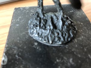 Klaas van den Berg - Prachtig bronzen beeldje van vogel op zwart marmeren sokkel. kopen? Bied vanaf 65!