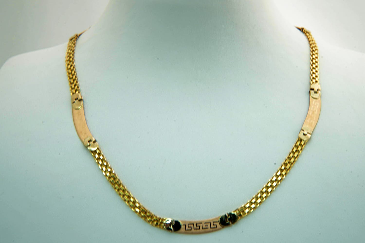 57 - Bijzonder 18 krt gouden tri color gevlochten collier - gematteerde plaatjes kopen? Bied vanaf 730!