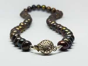 Gekleurde zoetwaterparel ketting verkocht voor € 28!