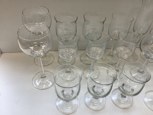Willem Heesen - 10 Aruba glazen met karaf en 17 Ambassadeur glazen kopen? Bied vanaf 25!