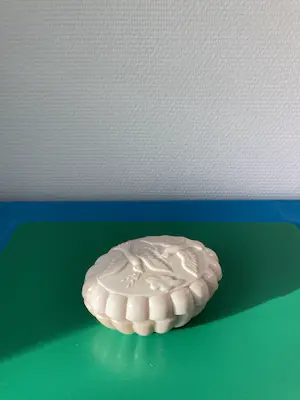 Curt Schlevogt - Art deco zeepdoos uit geperst glas/persglas/melkglas kopen? Bied vanaf 1!