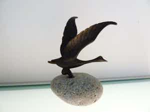 Brons (Onbekend) - Bronzen gans op hardstenen voet verkocht voor € 1!