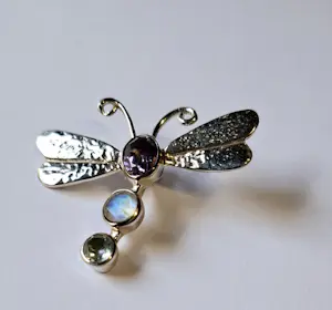 Zilveren vlinder met facet geslepen aquamarijn , maansteen , amethist kopen? Bied vanaf 40!