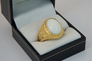2508 - Geel-gouden ring met grote cabuchon geslepen witte steen - gekeurd kopen? Bied vanaf 560!