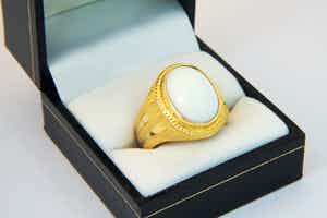 2508 - Geel-gouden ring met grote cabuchon geslepen witte steen - gekeurd verkocht voor € 560!