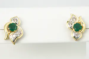 38 -  Paar elegante 14 Kt gouden en 0.30ct diamanten oorstekers - met smaragd kopen? Bied vanaf 80!