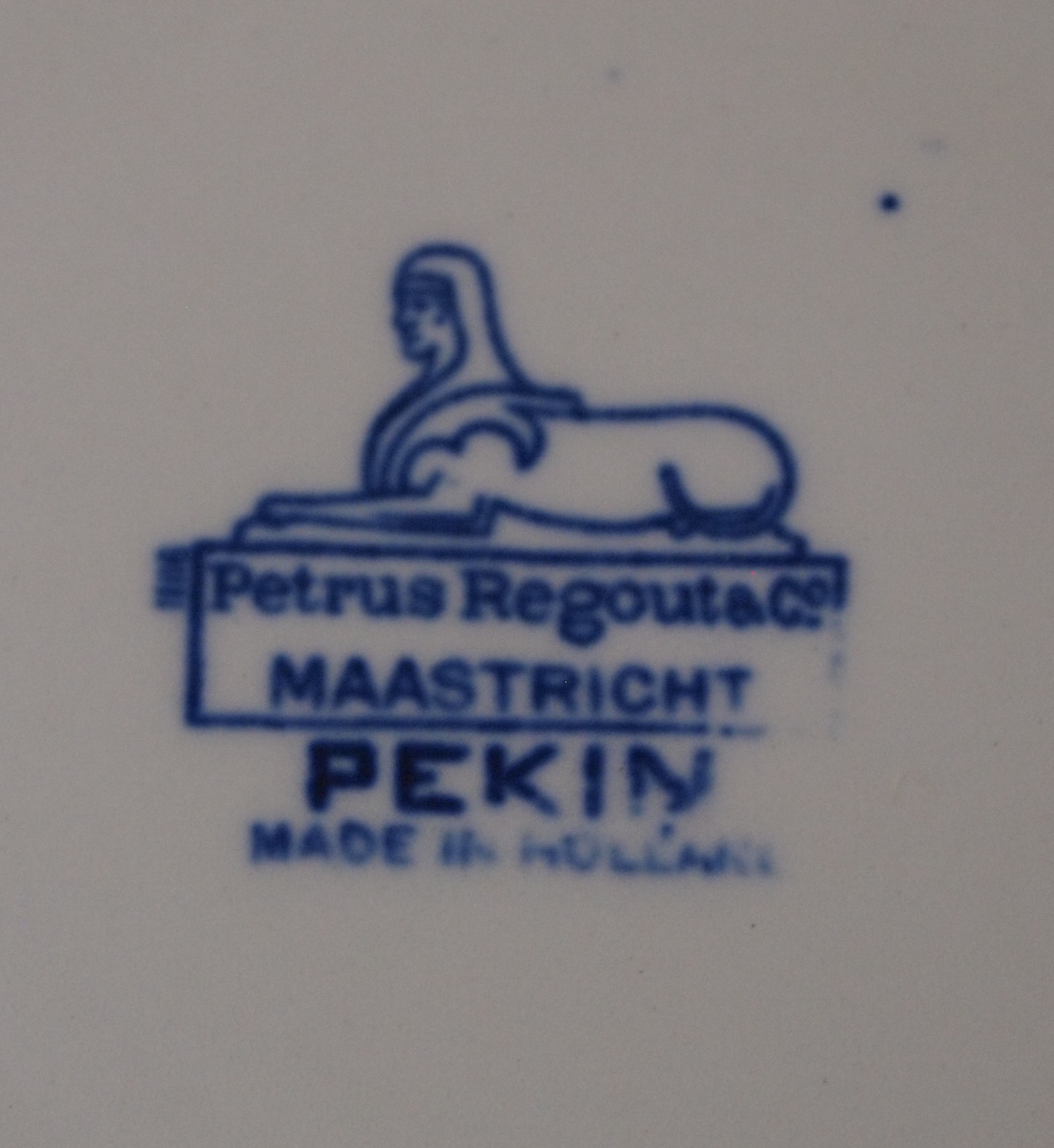 Firma Regout & Co - Antiek bord decor Pekin kopen? Bied vanaf 15!