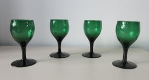 Curiosa - Vier antieke begin 19e eeuw Witte Wijnglazen van groen glas kopen? Bied vanaf 1!