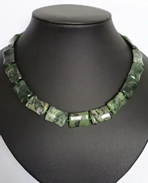 Flatteus Maw-sit-sit jade collier, ongehandelde stenen, bamboe vorm, Myanmar. kopen? Bied vanaf 75!