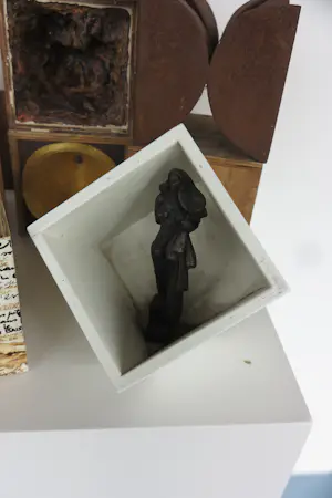 Ida De Roy - Paul Beckers, en anderen! 7 kunstwerken in houten kistjes in diverse technieken kopen? Bied vanaf 350!