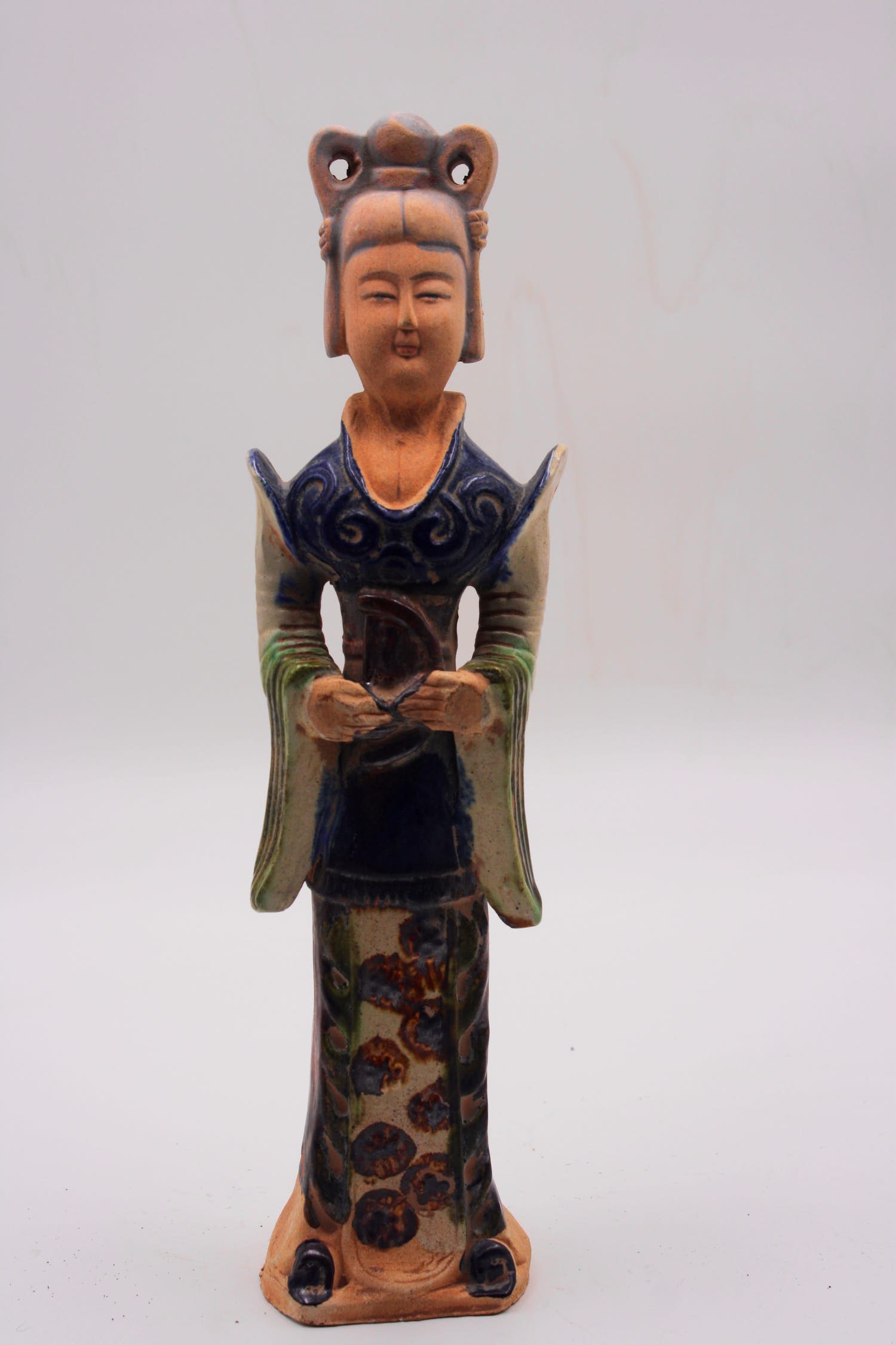 Niet of onleesbaar gesigneerd - Aardewerken Chinees Graffiguur van een Danseres met sancai (Driekleuren) loodsil kopen? Bied vanaf 1!