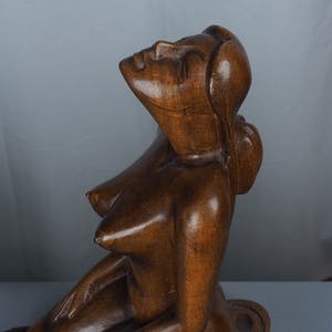 Niet of onleesbaar gesigneerd - Zeer fraai houten vrouwen beeld "Amsterdamse school". kopen? Bied vanaf 1!