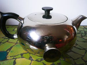 Niet of onleesbaar gesigneerd - Kantelbare theepot in houder -edelmetaal- kopen? Bied vanaf 1!