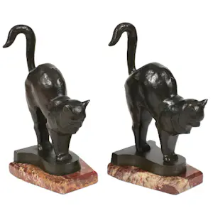 Charles Charles - Twee Art deco bronzen katten op marmer sokkels kopen? Bied vanaf 1800!