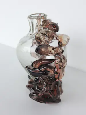 Bernard Heesen - de Oude Horn / Vaas met geornamenteerde bruine rand kopen? Bied vanaf 200!