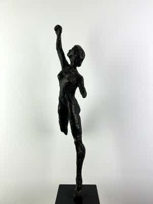 Niet of onleesbaar gesigneerd - Abstracte voorstelling van een vrouw in brons verkocht voor € 1!