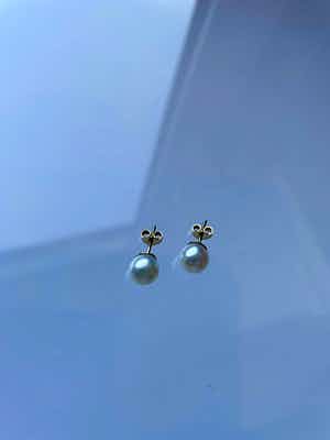 18kt gouden oorstekers+ cultivėparel, 3,02 gr verkocht voor € 100!