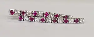 18 karaat witgouden oorstekers met diamanten en robijnen kopen? Bied vanaf 1100!