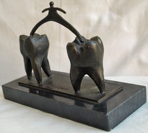 Brons (Onbekend) - Bronzen beeld , “Voor je kiezen…!” – Op natuurstenen voet kopen? Bied vanaf 1!