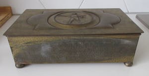 WMF - Hand gehamerde messing art nouveau humidoor afbeelding tennisspeler kopen? Bied vanaf 10!