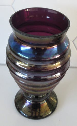 Niet of onleesbaar gesigneerd - Art Nouveau Irise paars glazen ribbelvaas kopen? Bied vanaf 10!